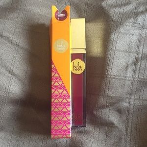 Hola Neon velvet liquid lipstick shade:Fomo